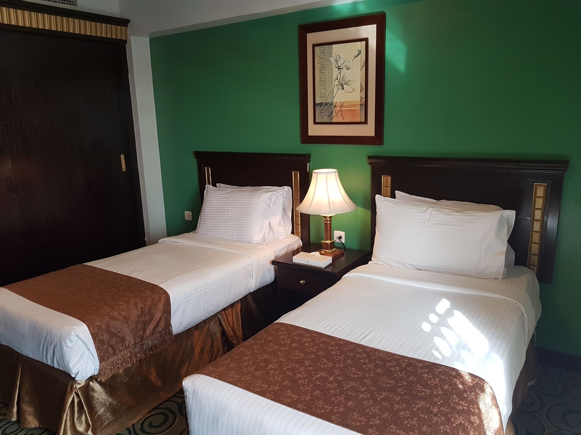 Taiba Suites Madinah Medina Exterior photo A room at the hotel