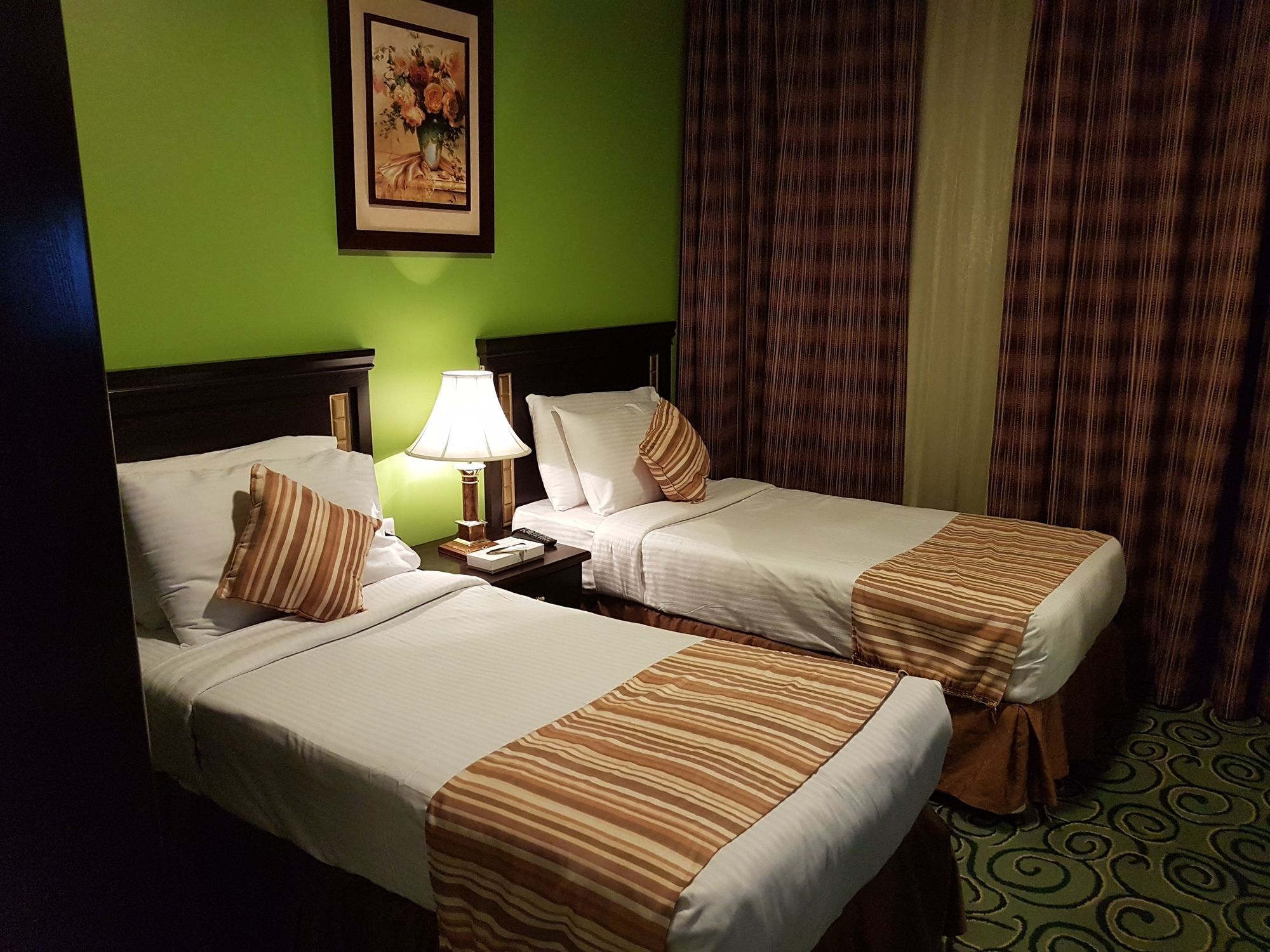Taiba Suites Madinah Medina Exterior photo A room at the hotel