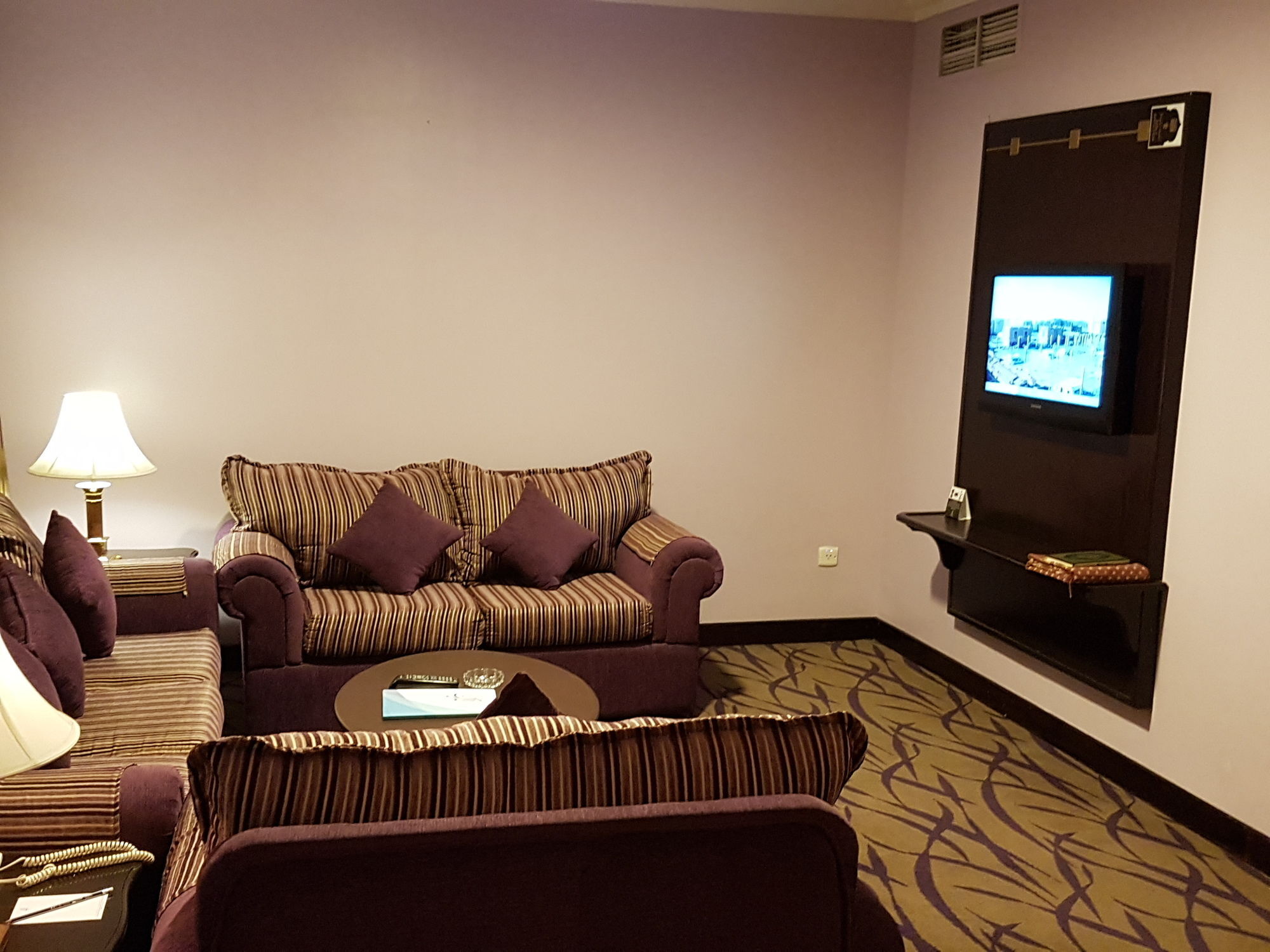 Taiba Suites Madinah Medina Exterior photo A living room in a hotel suite
