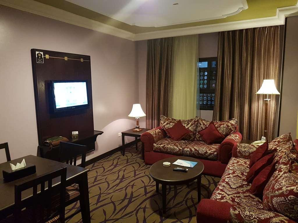 Taiba Suites Madinah Medina Room photo A living room in a suite at the hotel
